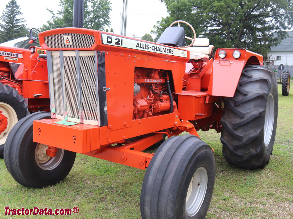 Allis Chalmers D21 Series II, left side.