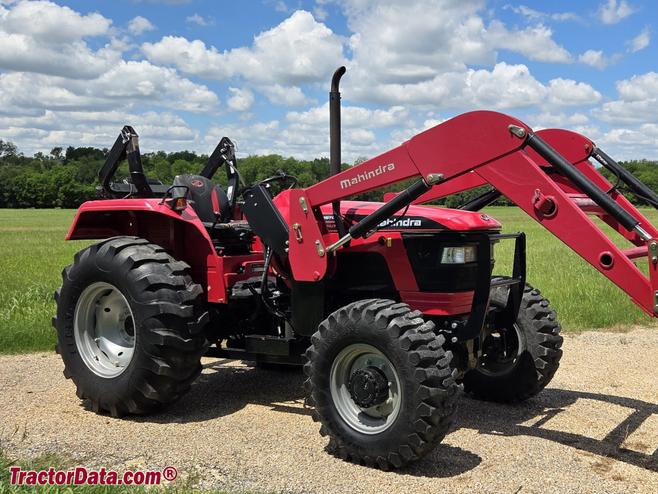 Mahinrda 5570 compact utility tractor.