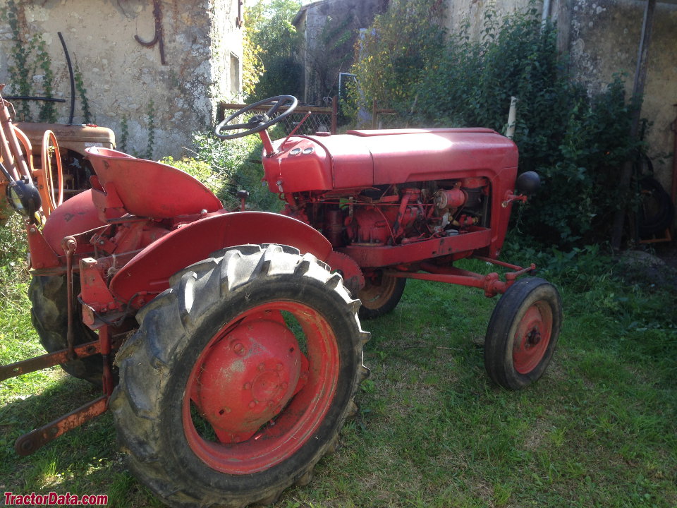 Massey Ferguson 821 with Hanomag diesel.