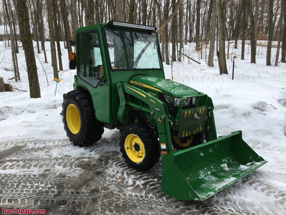 John Deere 3032E