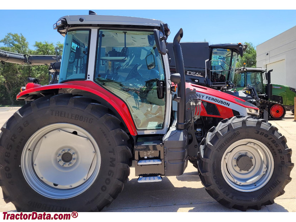 Massey Ferguson 5S.135