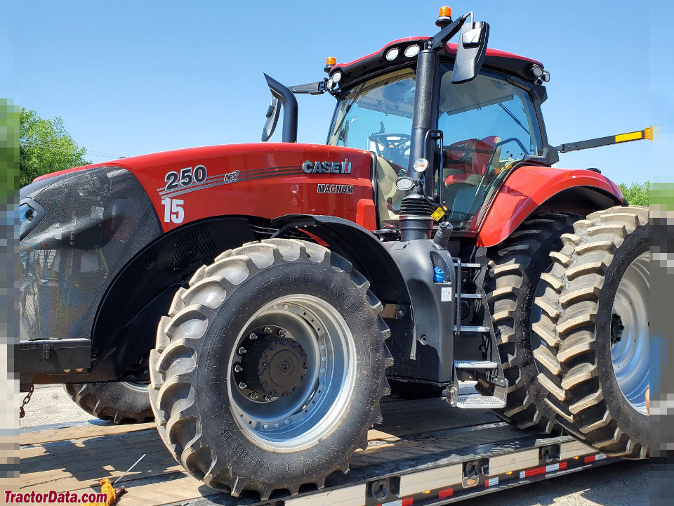 Case IH Magnum 250, left side.